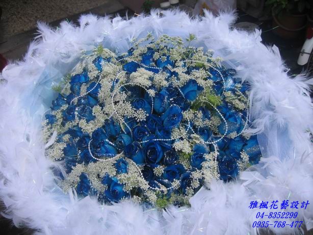 彰化花店 員林花店 雅楓花藝 產品介紹 彰化花店訂花推薦 情人節花束外送 長相廝守 99朵藍玫瑰花卉與包裝紙 緞帶 等飾品 常會因季節性暫時短缺的問題 所以圖片中花材會因為貨源消長而有所變動 若是因為該花 材與包裝紙 緞帶 等飾品短缺 將以同等值或升等花材代替 溪